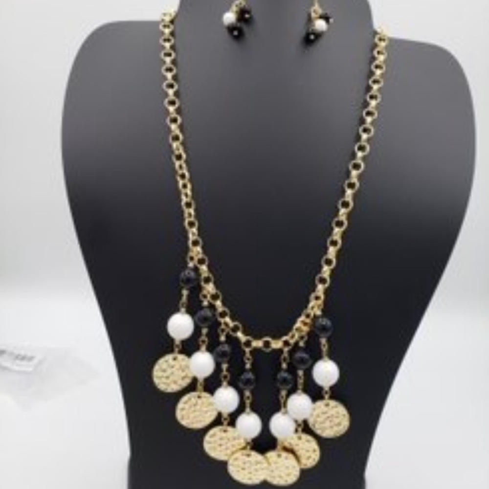 (Bonus Jewelry included ‼️)Women earrings  and necklace set